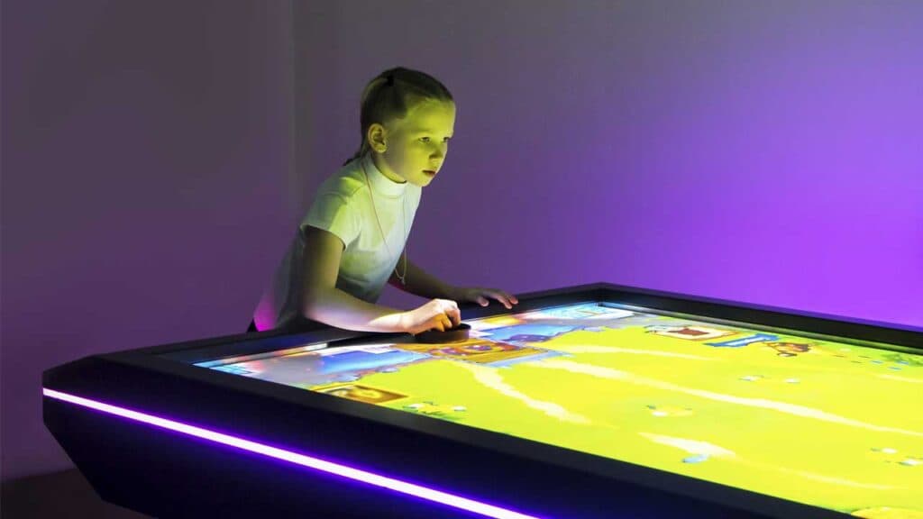 Interaktywny stół do air hockey IceHook zainstalowany w obiekcie rozrywkowym — 1