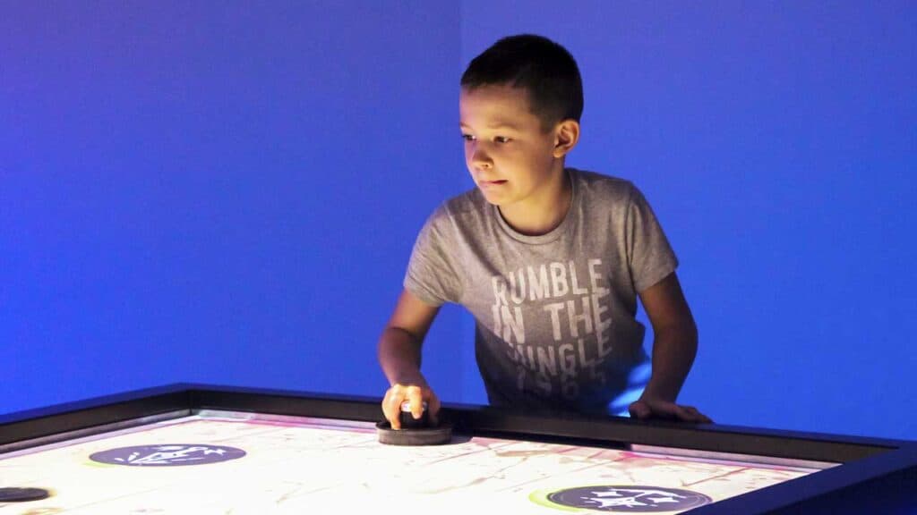 Interaktywny stół do air hockey IceHook zainstalowany w obiekcie rozrywkowym — 10