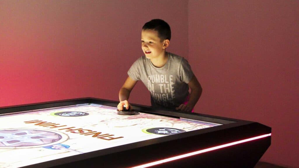 Interaktywny stół do air hockey IceHook zainstalowany w obiekcie rozrywkowym — 11