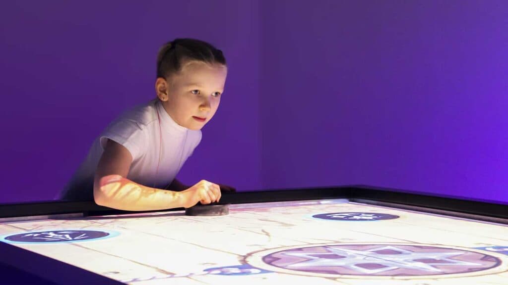 Interaktywny stół do air hockey IceHook zainstalowany w obiekcie rozrywkowym — 12