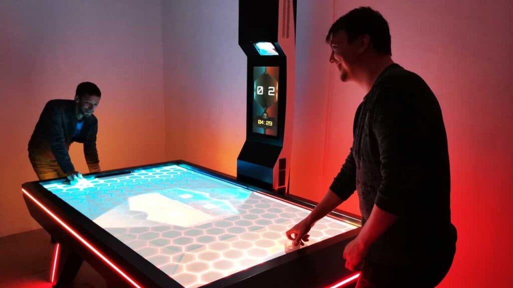 Interaktywny stół do air hockey IceHook zainstalowany w obiekcie rozrywkowym — 2