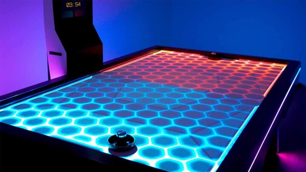 Interaktywny stół do air hockey IceHook zainstalowany w obiekcie rozrywkowym — 3