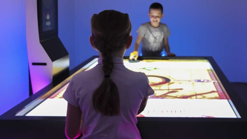 Interaktywny stół do air hockey IceHook zainstalowany w obiekcie rozrywkowym — 6