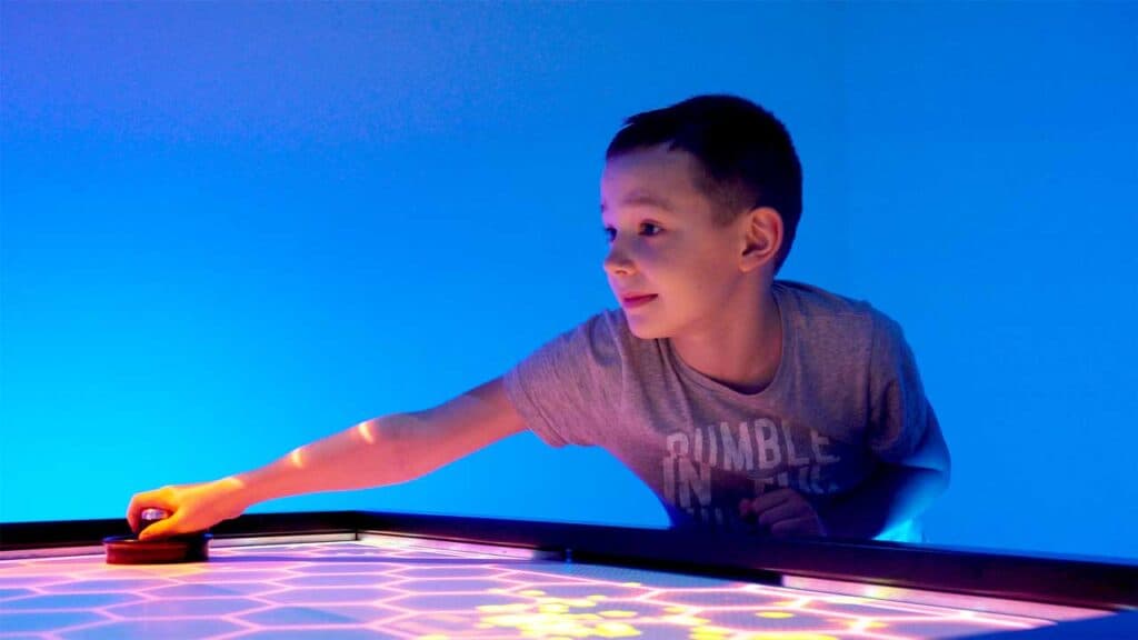 Interaktywny stół do air hockey IceHook zainstalowany w obiekcie rozrywkowym — 7