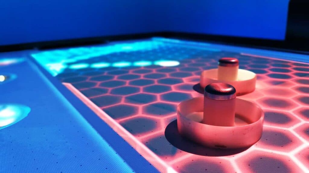 Interaktywny stół do air hockey IceHook zainstalowany w obiekcie rozrywkowym — 8