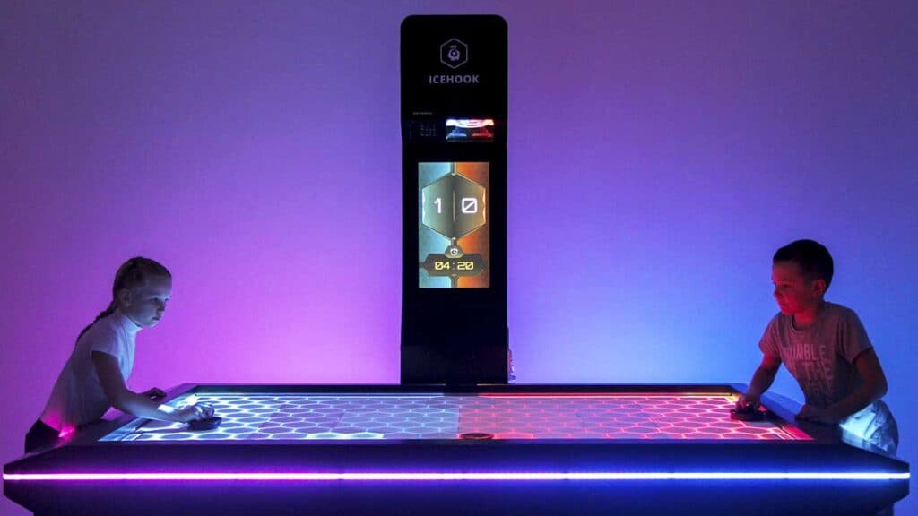 Interaktywny stół do air hockey IceHook zainstalowany w obiekcie rozrywkowym — 9